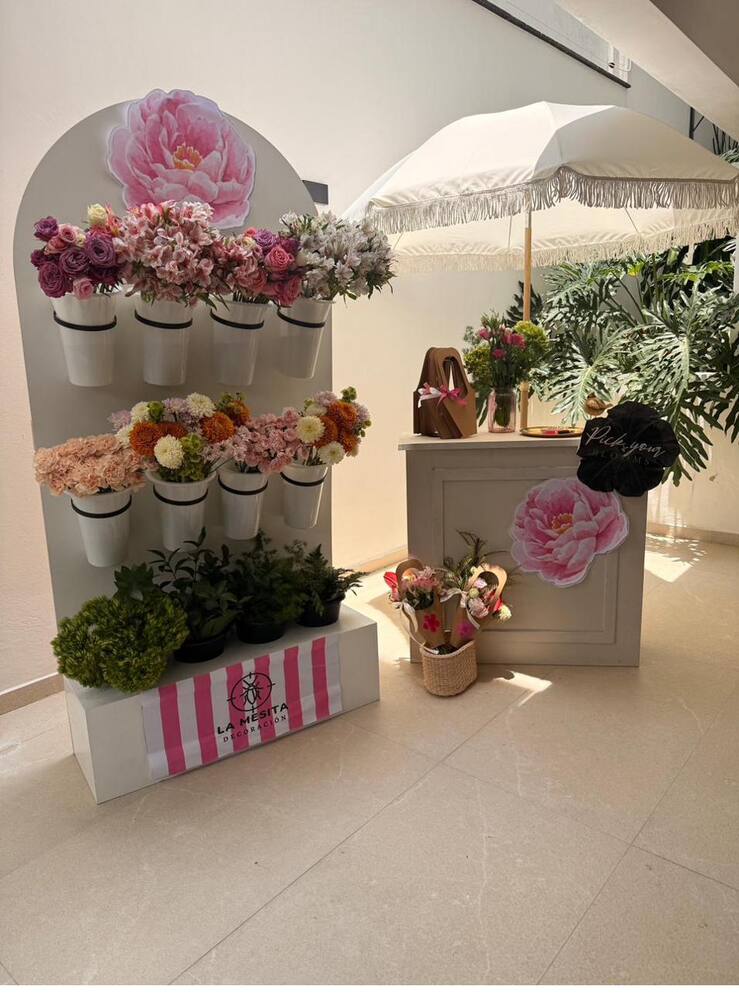 Flower Bar de La Mesita: barra de flores para que los invitados armen su propio bouquet