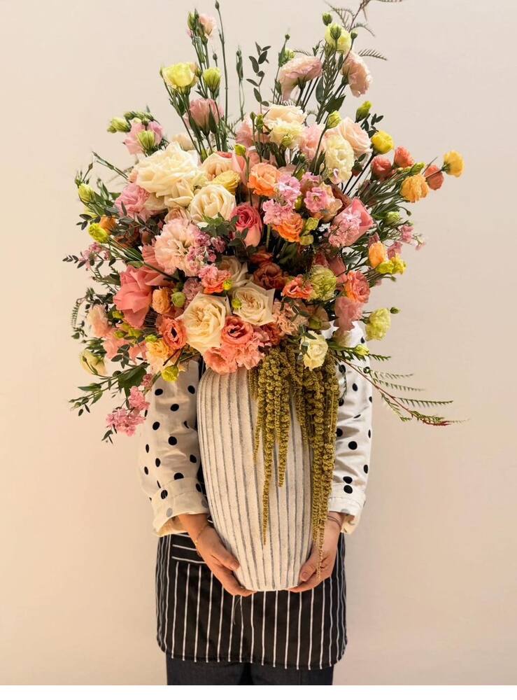 Arreglo floral de temporada hecho a mano por La Mesita