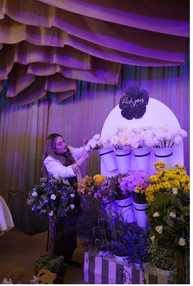 Fundadora de La Mesita armando el Flower Bar en un evento